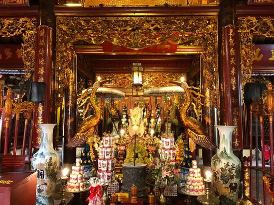 Bach Ma Temple
